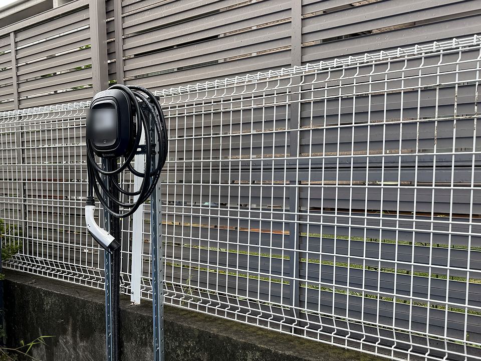 戸建て住宅の駐車スペースに設置したポール型EV充電設備
