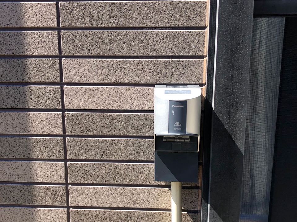 戸建て住宅の外壁に設置した200V EV充電用コンセント